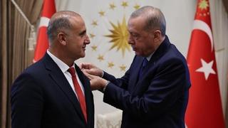 İYİ Parti'den istifa etmişti! AK Partiye geçti: Rozetini Erdoğan taktı