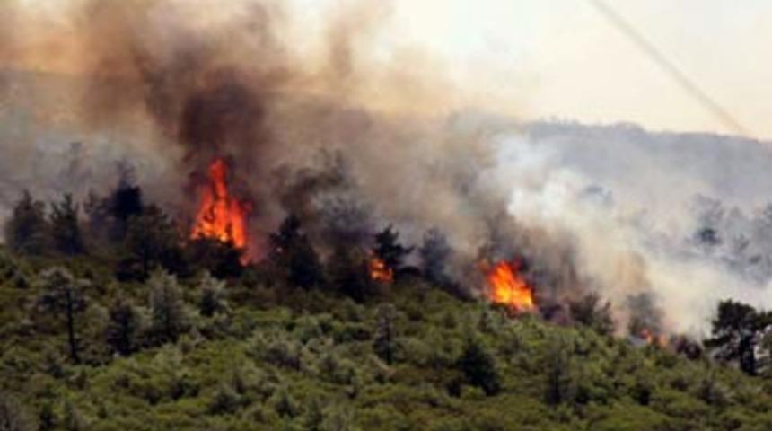 İzmir'de yangın hızla b&uuml;y&uuml;yor