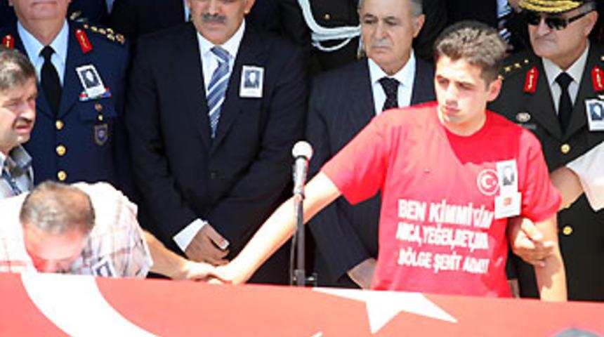 Şehit cenazesinde olay &ccedil;ıktı
