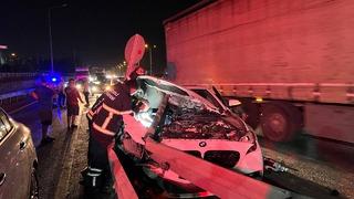 Kocaeli'de bariyerlere çarpan otomobildeki 3 kişi yaralandı