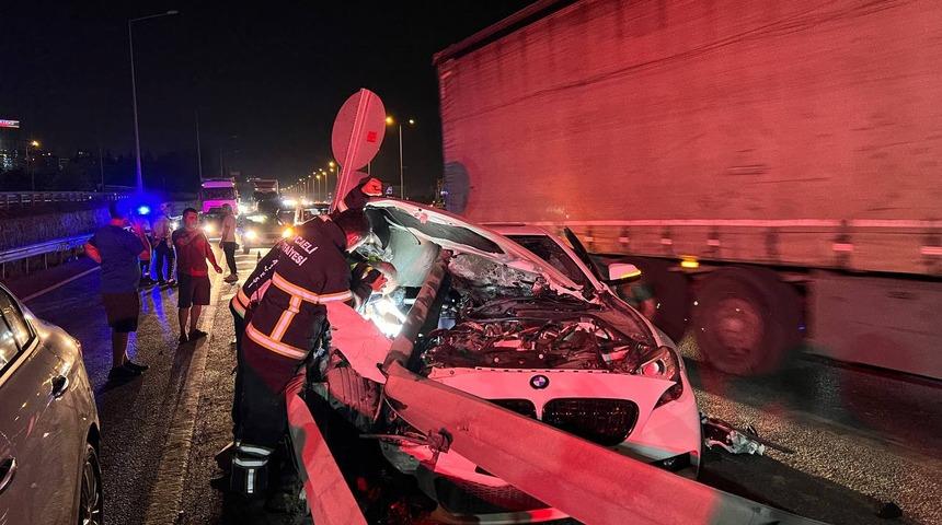 Kocaeli'de bariyerlere &ccedil;arpan otomobildeki 3 kişi yaralandı