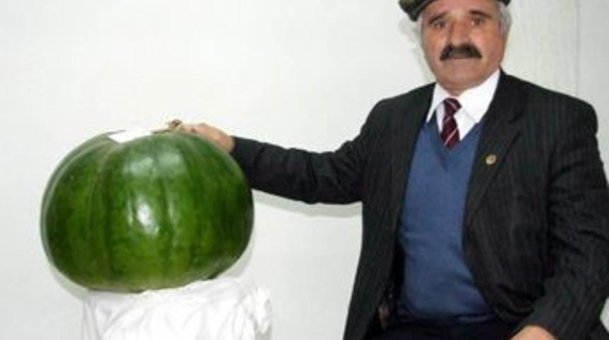 35 kiloluk karpuzuyla hatıra fotoğrafı &ccedil;ektirdi