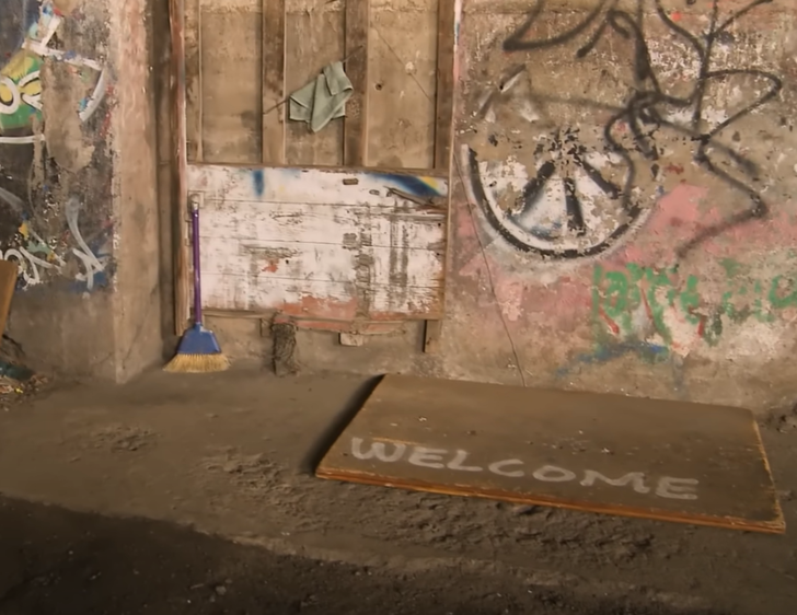 Kanalizasyonun içinde kendisine yepyeni bir dünya kurdu! Evinde yok yok... “Kira ödemeden yaşıyoruz” G2