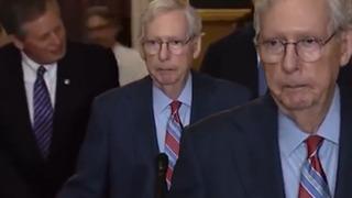 Amerikalı 81 yaşındaki senatör basın toplantısında donup kaldı! 20 saniye boyunca öylece bekledi