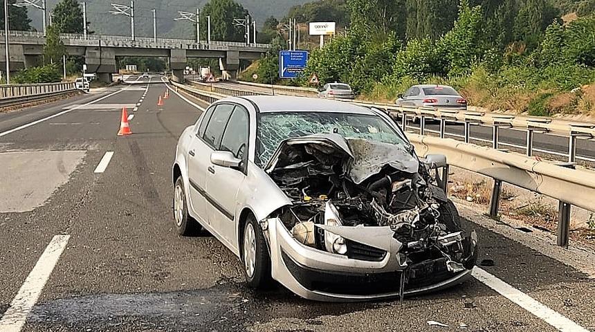 Bilecik'te otomobilin çarptığı işçi servisi devrildi, 11 kişi yaralandı