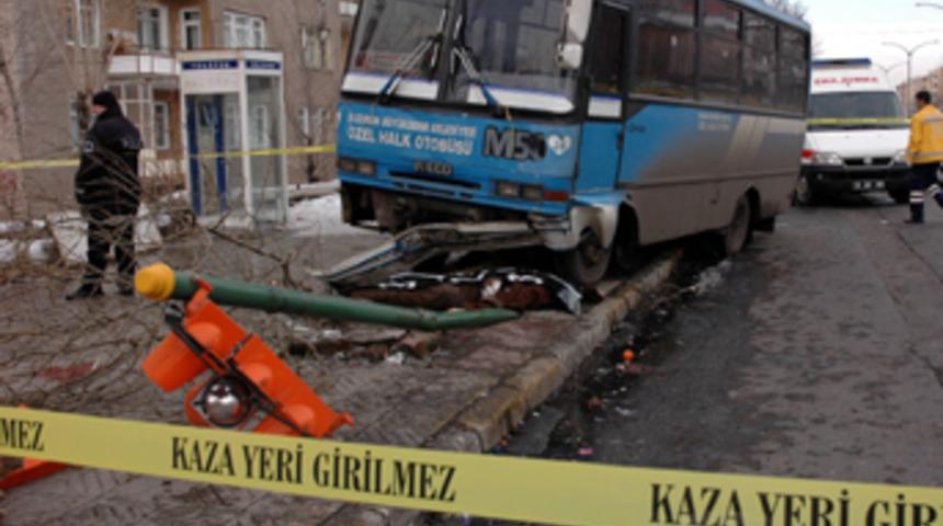 Kamyon otob&uuml;s&uuml; bi&ccedil;ti: 1 &ouml;l&uuml;