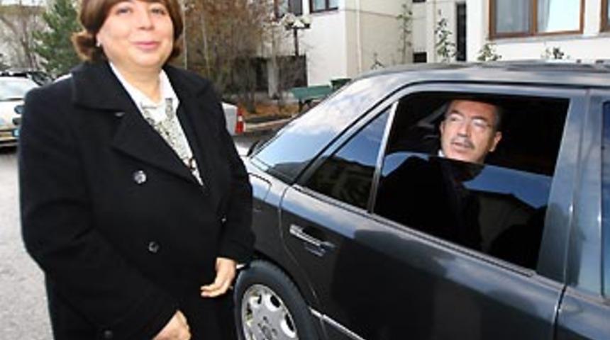 &Ouml;zcan ilk iş g&uuml;n&uuml;ne eşi tarafından uğurlandı