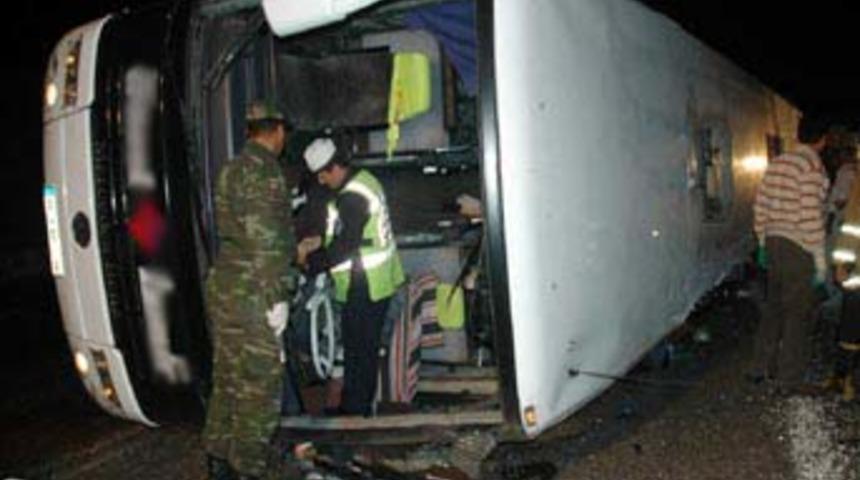 Yolcu otob&uuml;s&uuml; şarampole yuvarlandı: 12 &ouml;l&uuml;