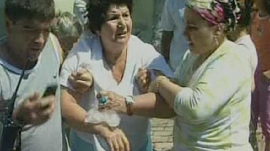 Kapka&ccedil;&ccedil;ılar yaşlı kadını yerlerde s&uuml;r&uuml;kledi