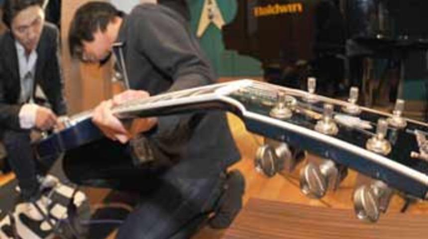 Kendi kendini akort eden gitar