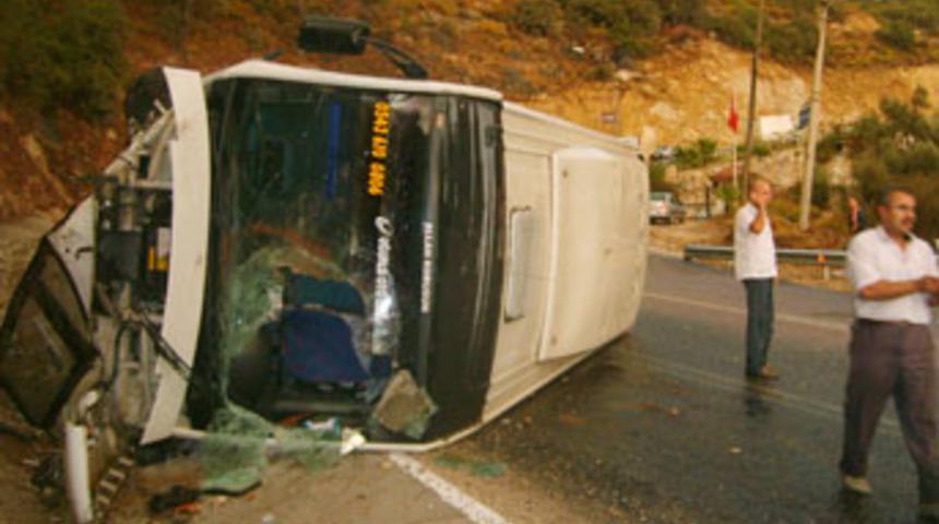 Fethiye'de tur otob&uuml;s&uuml; devrildi: 8 yaralı