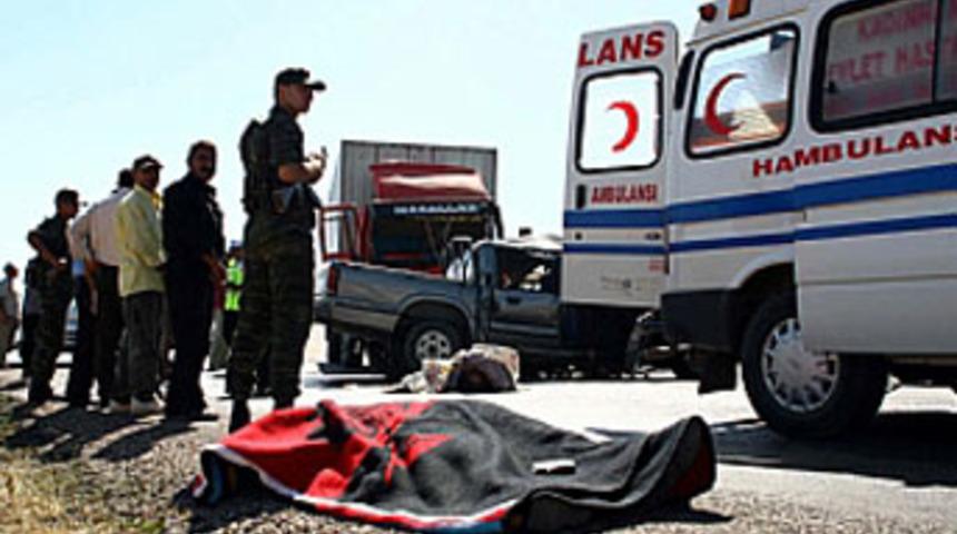 Kardeşinin cenazesine giderken ailesiyle birlikte &ouml;ld&uuml;