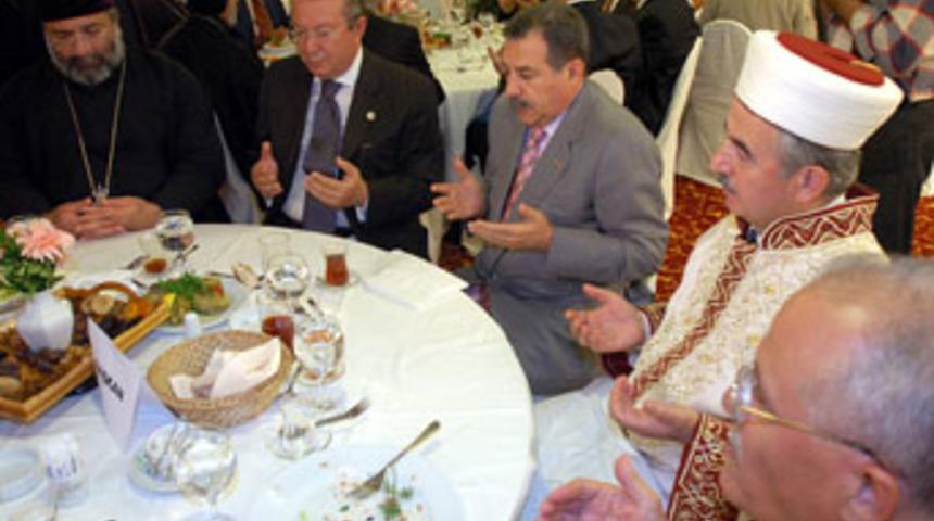 Dini liderler iftar yemeğinde bir araya geldi