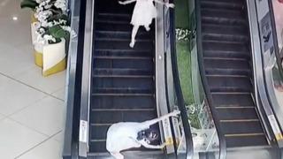 9 yaşında kahraman! Çığlık seslerini duyunca arkasını dönüp koştu... Yürüyen merdiven faciasını böyle engelledi