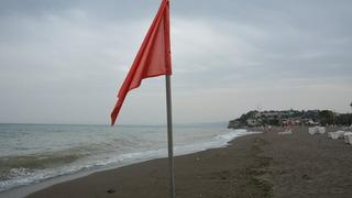 Düzce'de olumsuz hava koşulları nedeniyle denize girmek yasaklandı