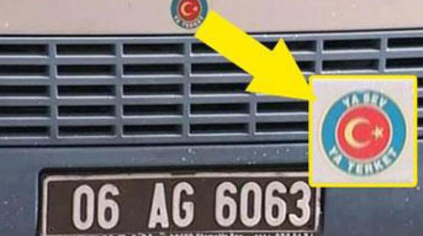 Cezaevi aracında şaşırtan yazı