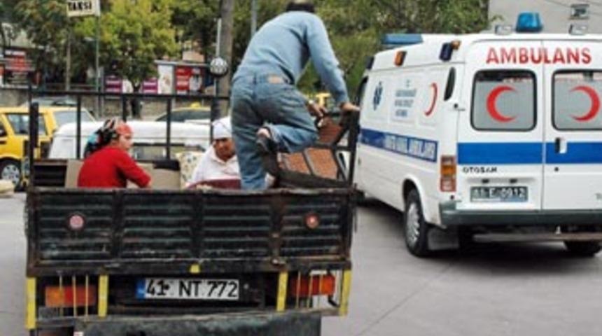 Ambulans duruyor kamyonet hasta taşıyor!