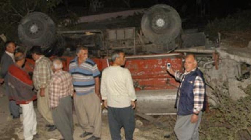 Orman iş&ccedil;ileri kaza yaptı: 2 &ouml;l&uuml;, 3 yaralı