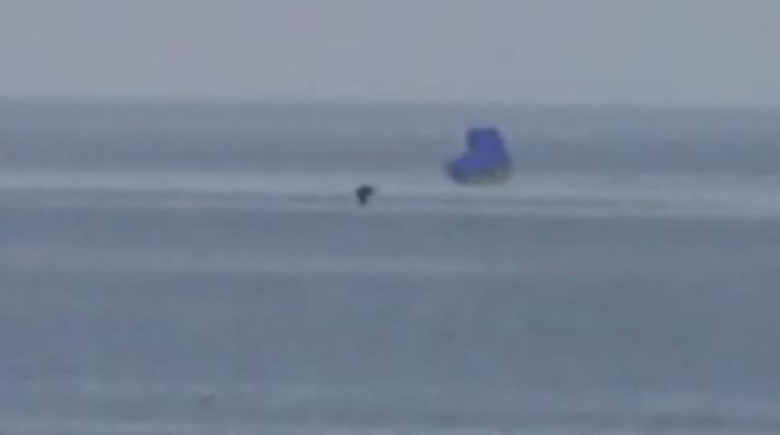 Rus paraş&uuml;t&ccedil;&uuml;n&uuml;n denize &ccedil;akıldığı an