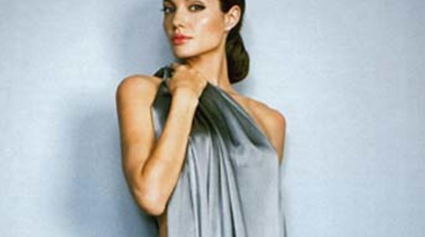 Angelina saten &ccedil;arşaf altında