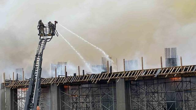 Avcılar’da inşaat alanında çıkan yangına ekiplerin müdahalesi sürüyor
