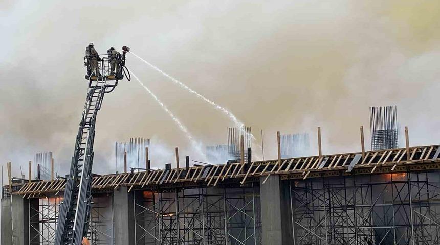 Avcılar’da inşaat alanında çıkan yangına ekiplerin müdahalesi sürüyor