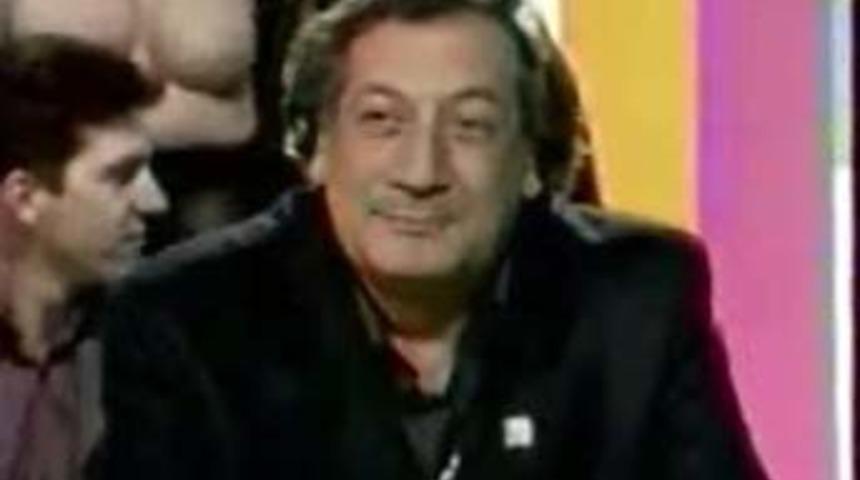 Canlı yayında g&ouml;ğ&uuml;s kazası!