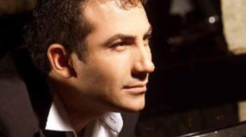 &Uuml;nl&uuml; sanat&ccedil;ı Ferhat G&ouml;&ccedil;er eşinden boşandı