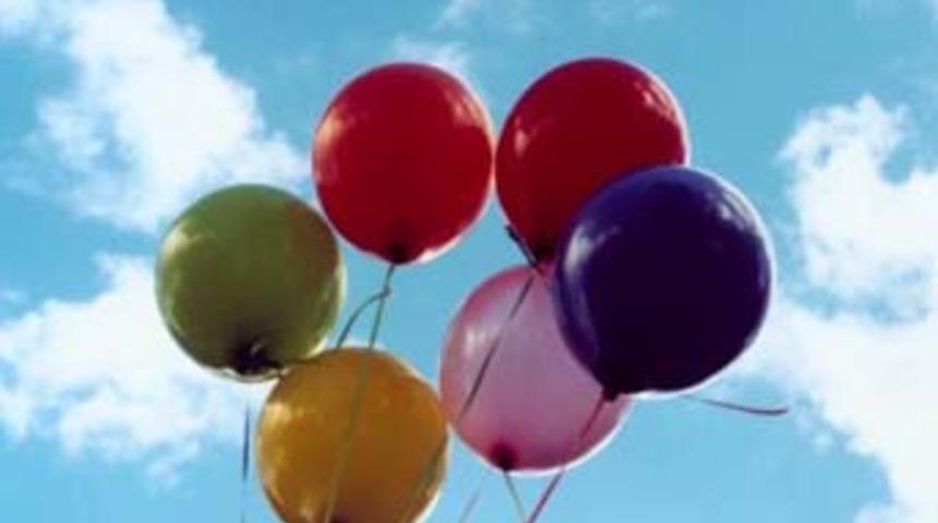 Balonlar alev aldı, 60 &ccedil;ocuk yaralandı