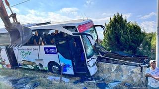 Gelibolu’da feci kaza! Tur otobüsü bahçe duvarına çarptı: 1 ölü, 8 yaralı