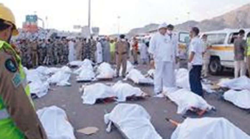 Biletsiz yolcuların izdihamı 15 kadını &ouml;ld&uuml;rd&uuml;