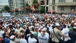 Asgari ücretliler eylem yaptılar: Bu maaş ile geçinemiyoruz, gizli gizli ağlıyoruz