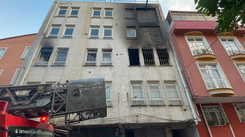 Küçükçekmece'de alışveriş merkezi deposunda çıkan yangında iki kişi yaralandı