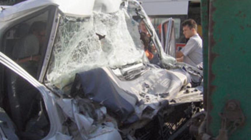 Hurdaya d&ouml;nen ara&ccedil;tan sağ &ccedil;ıktı