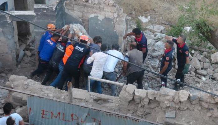 Kilis’te korkutan olay! Metruk bina yıkıldı, 1 kişi enkaz altında kaldı