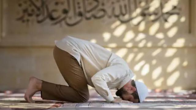 AŞURE GÜNÜ NAMAZI nasıl kılınır, okunacak dualar nelerdir? Diyanet'e göre 4 ve 100 rekat adım adım Aşure günü namazı kılınışı