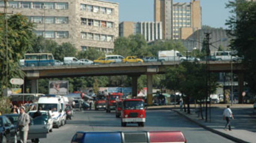 Bombalı ara&ccedil; yolda, b&uuml;y&uuml;k şehirler alarmda