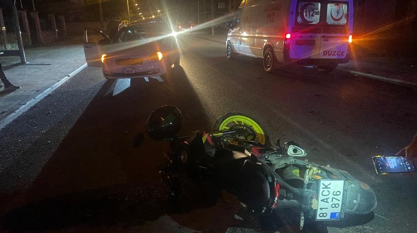Düzce'de panelvana çarpan motosikletteki 2 kişi yaralandı
