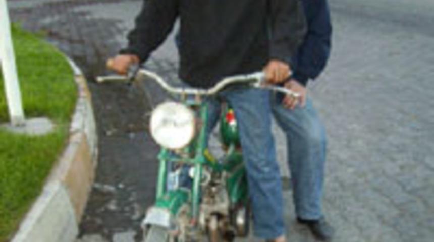 G&ouml;rmeden motosiklet s&uuml;r&uuml;yor