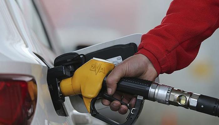 Son dakika: Benzin ve motorin (mazot) başta olmak üzere akaryakıt fiyatları üzerinde belirleyici iki kalemden biri olan brent petrol, son 5 günde yüzde 5 yükselişle en son Nisan ayında gördüğü 83 doların da üzerine çıktı. Dolar kurunun rekor seviyelerde olması ve petroldeki yükseliş yurt içinde akaryakıt fiyatlarını hemen her gün değiştirmeye devam ediyor.Gece yarısı itibarıyla akaryakıta bir zam daha geldi. Motorinin litre fiyatına 1.45 TL’lik zam yapıldı. Geçtiğimiz günlerde de motorine 1,55 TL’lik zam yapılmıştı. Benzin litre fiyatı içinse herhangi bir değişiklik şimdilik bulunmuyor.İstanbul:
Motorin: 35,24
Benzin: 36,06Ankara:
Motorin: 35,82
Benzin: 36,53İzmir:
Motorin:36,01
Benzin: 36,44