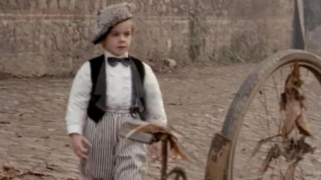 90'lara damga vuran Arnavut Kaldırımı klibindeki küçük çocuk bakın kimmiş! Son hali sosyal medyayı salladı