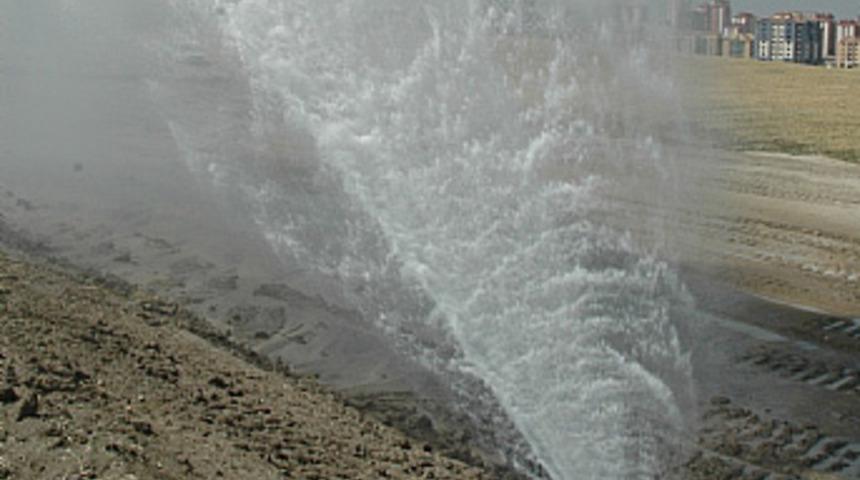 Ankara'da yine su borusu patladı