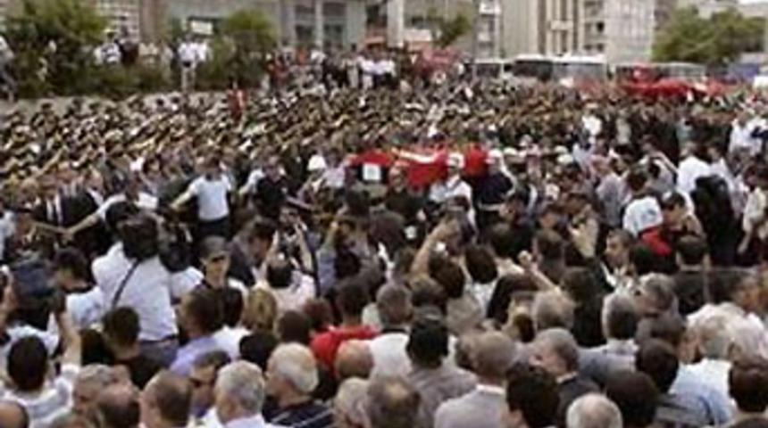 Arın&ccedil;'a hakaret edenler tespit edildi