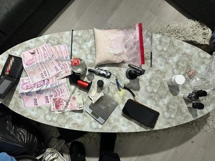 Şişli’de zehir tacirlerine operasyon: Kasadan uyuşturucu çıktı G3