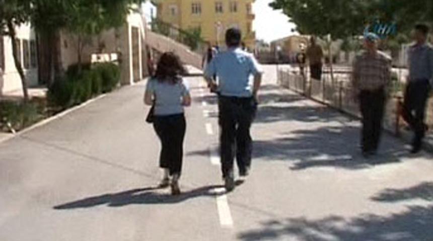 Okula polis otosu ile siren &ccedil;alınarak g&ouml;t&uuml;r&uuml;ld&uuml;