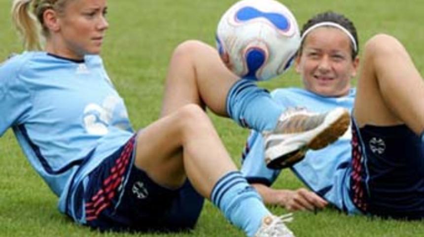 Erkeklere taş &ccedil;ıkarıyorlar! <font color="red">Galeri</font>