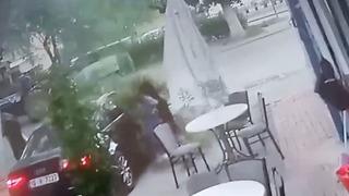 Fırtınada kopan ağaç dalı, çocuğu teğet geçti! Korku dolu anlar kamerada