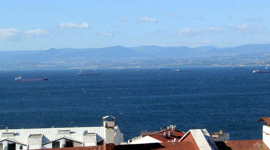 Sinop'ta kuvvetli rüzgar nedeniyle gemiler limana sığındı