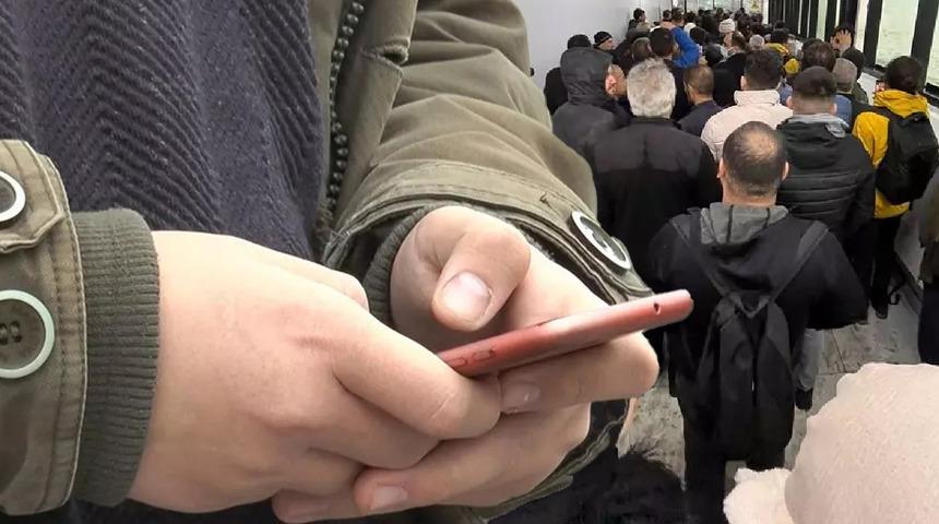 Yurt dışından getirdiği telefonunu zamsız kaydettirmek isteyenler e-Devlet yoğunluğuna takıldı! Binlerce mağdur var