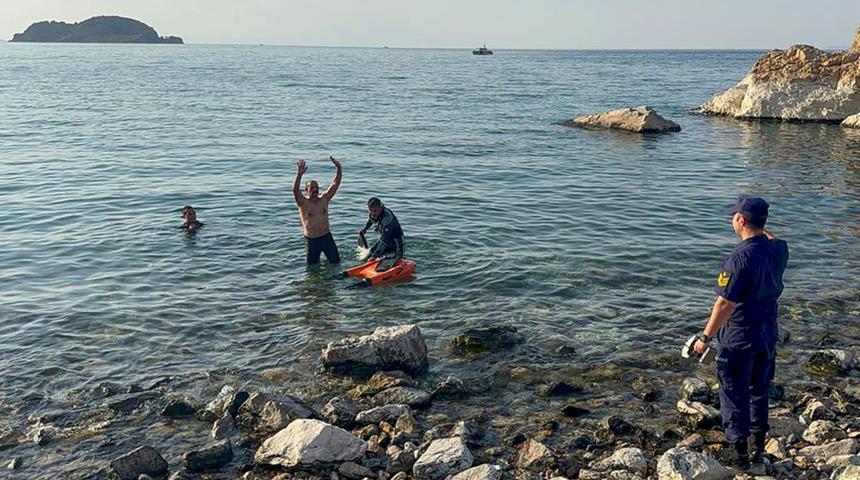 Van Gölü'nde bir kayanın üzerinde mahsur kalan vatandaş uzaktan kumandalı araçla kurtarıldı